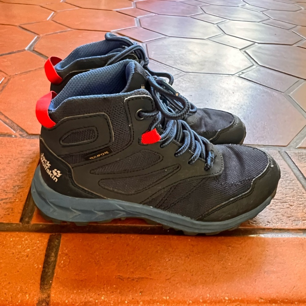 Jack wolkskin Kids size 12, waterproof hiking boots
